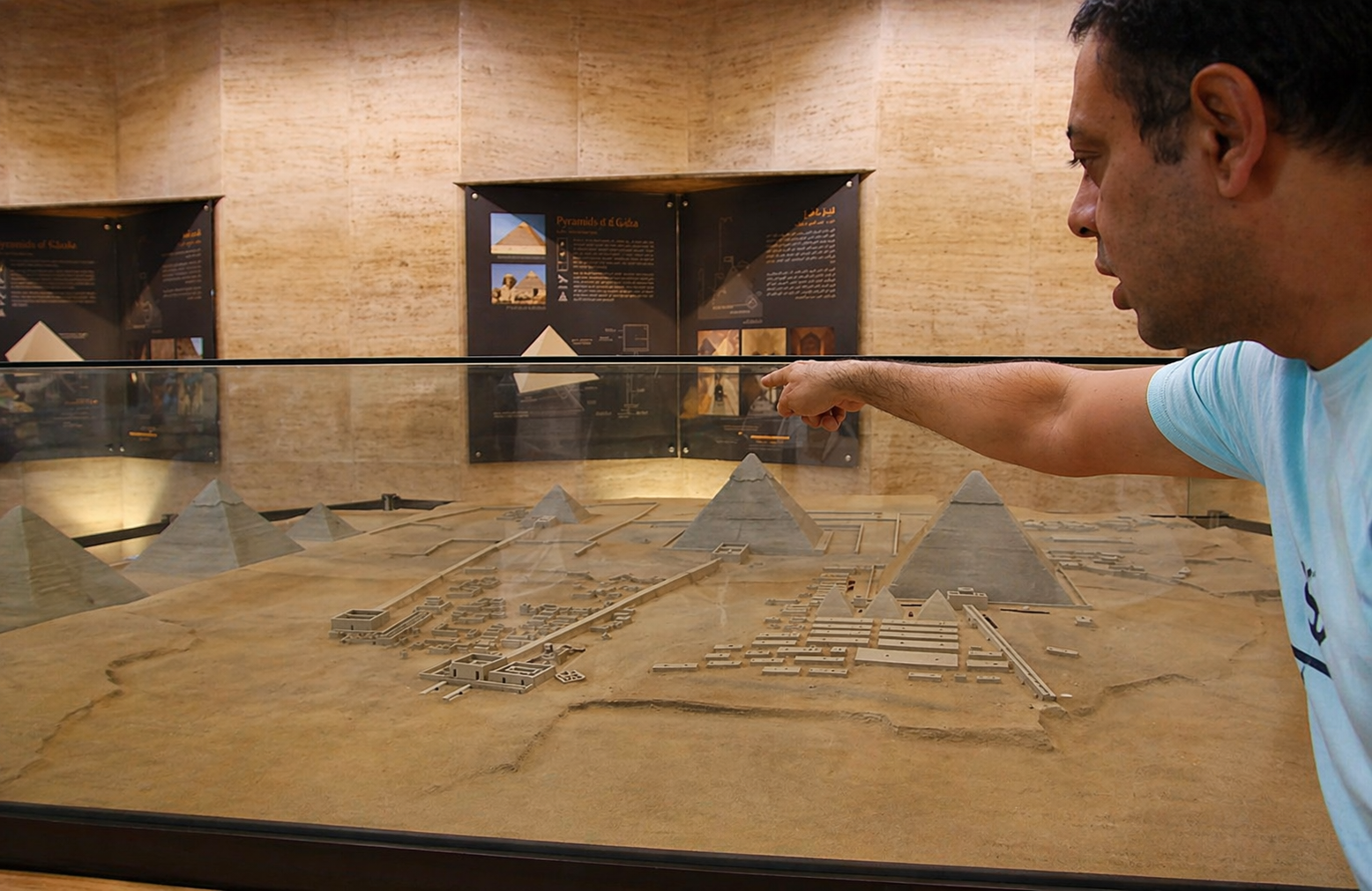 Amr Fawzy erklärt Ägypten anschaulich und lebendig vor einem Modell der Pyramiden